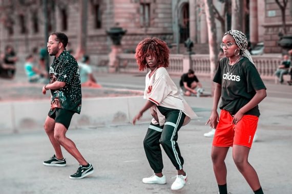 Dance street en el Arco de Triunfo de Barcelona, España
